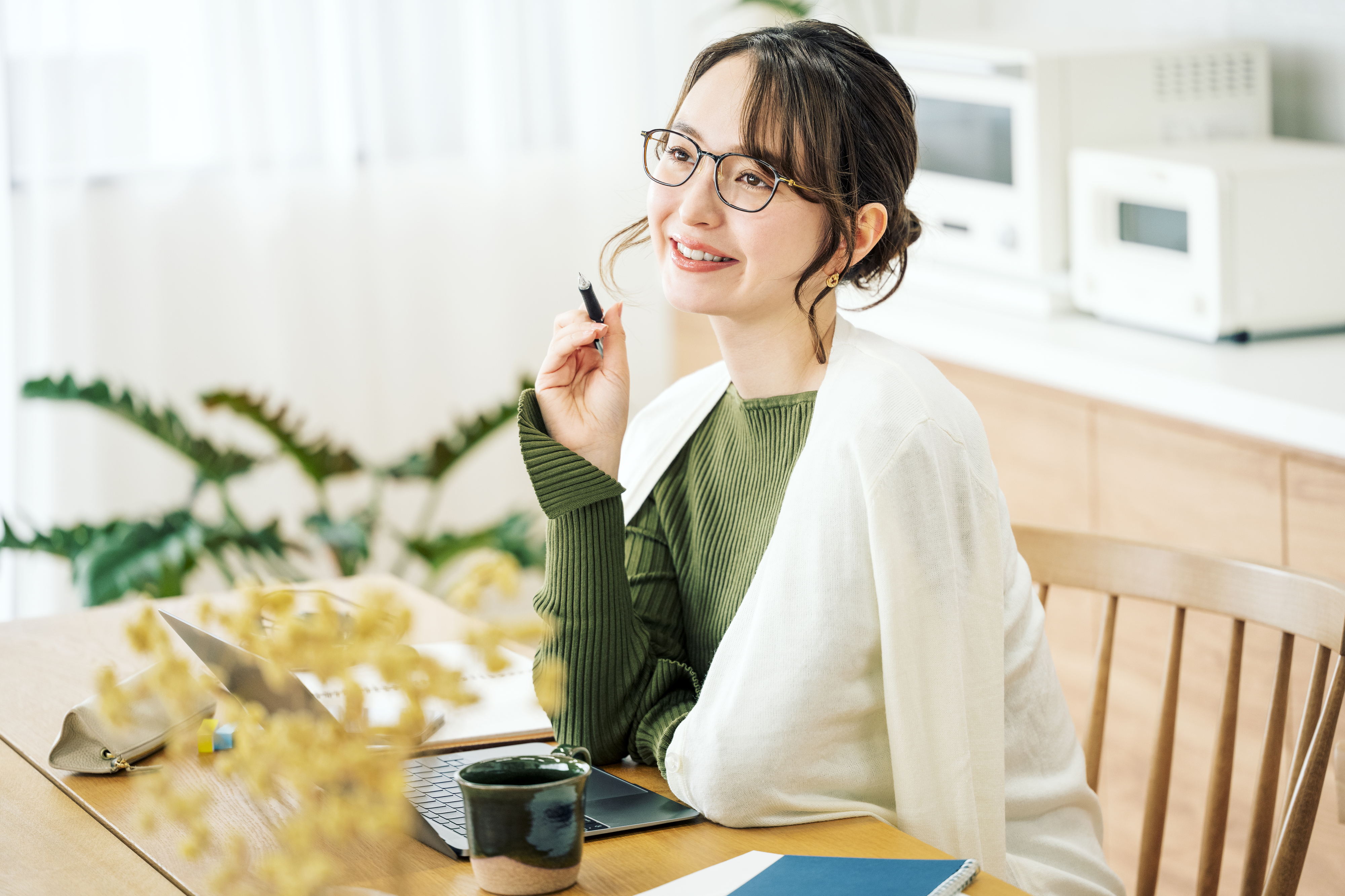 自宅でパソコンに向かう女性の学習イメージ